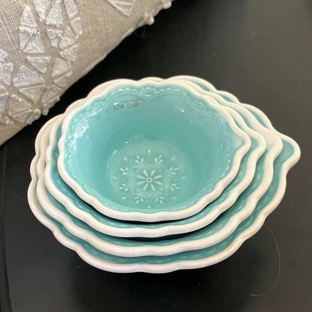 Pier 1 Aqua Blue Scalloped Measuring Cups